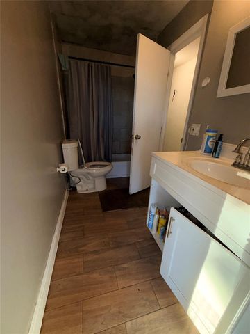 8900 NW 26th Pl, Sunrise, FL 33322