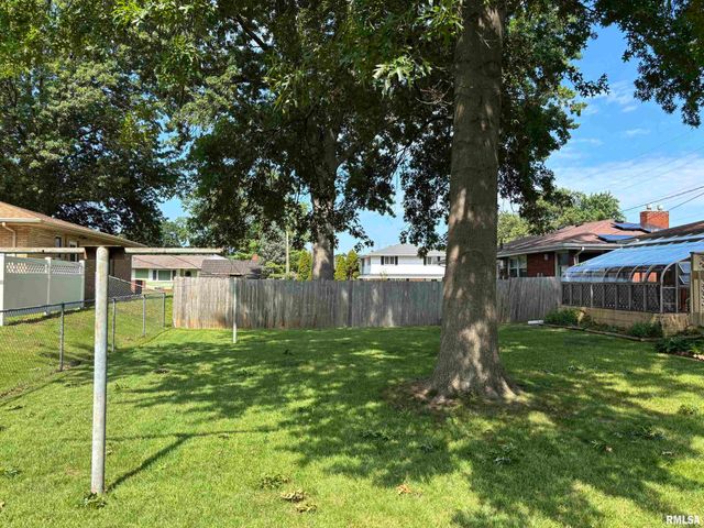 402 SHERIDAN Road, Pekin, IL 61554
