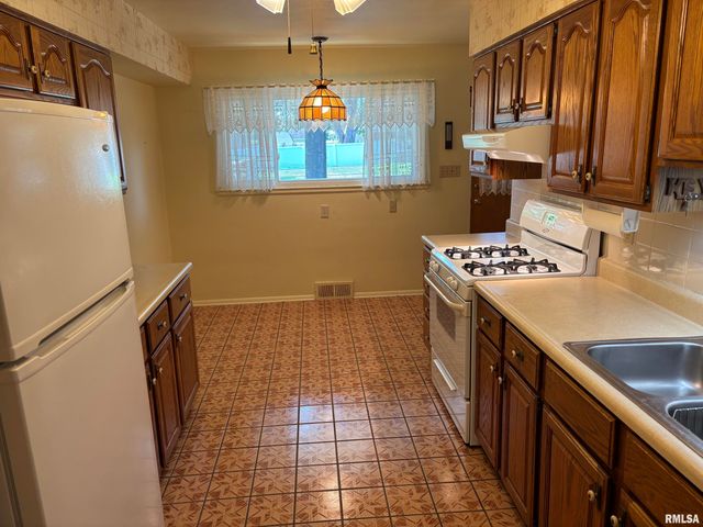 402 SHERIDAN Road, Pekin, IL 61554