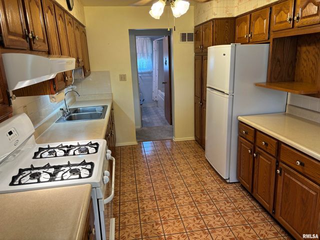402 SHERIDAN Road, Pekin, IL 61554