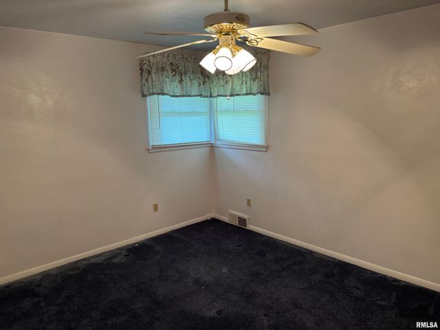 402 SHERIDAN Road, Pekin, IL 61554