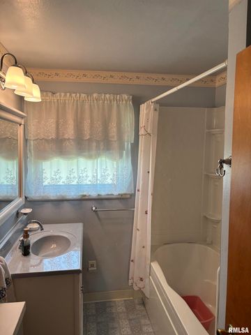 402 SHERIDAN Road, Pekin, IL 61554