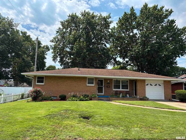 402 SHERIDAN Road, Pekin, IL 61554