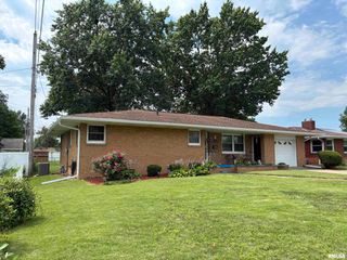 402 SHERIDAN Road, Pekin, IL 61554