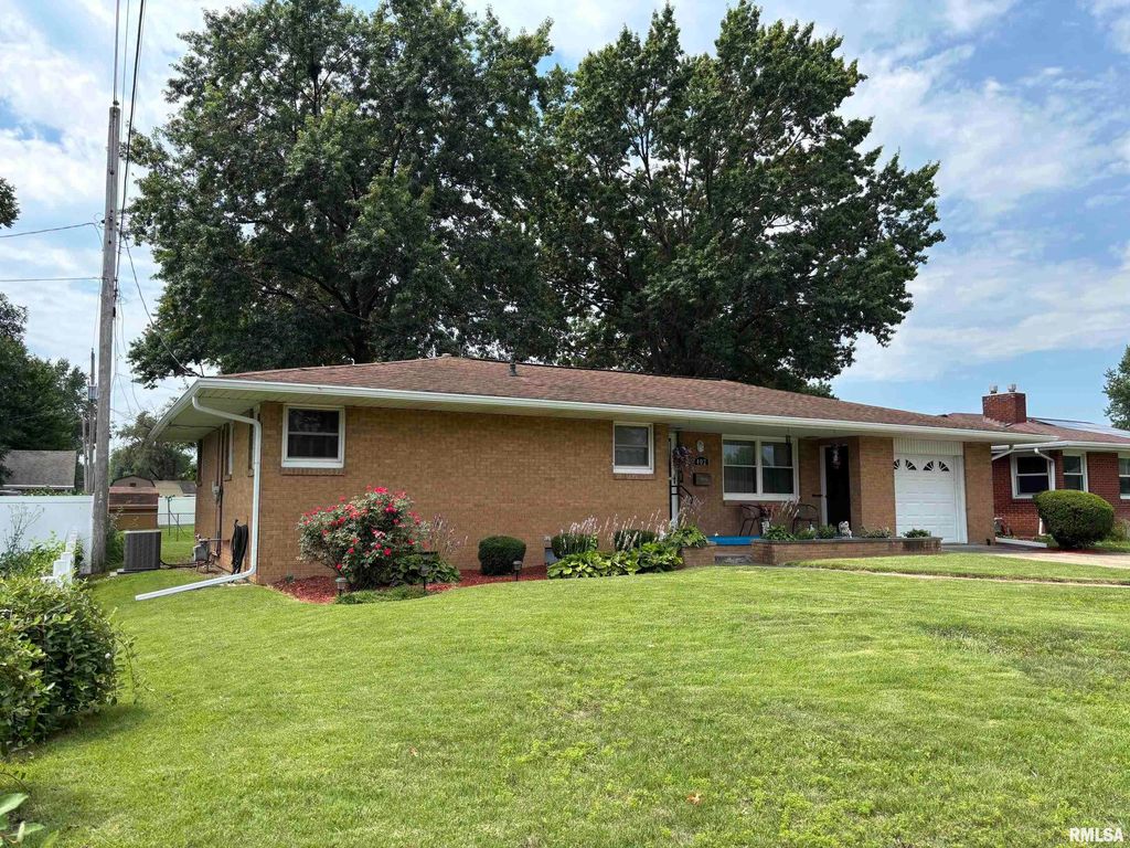402 SHERIDAN Road, Pekin, IL 61554