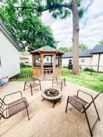 221 E Main Street, Genoa, IL 60135