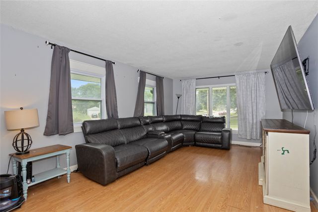7612 Horton Avenue, Urbandale, IA 50322