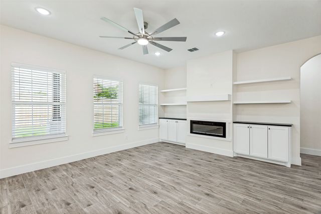 901 E Devitt Street, Fort Worth, TX 76110
