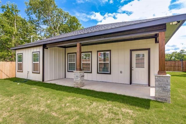 901 E Devitt Street, Fort Worth, TX 76110