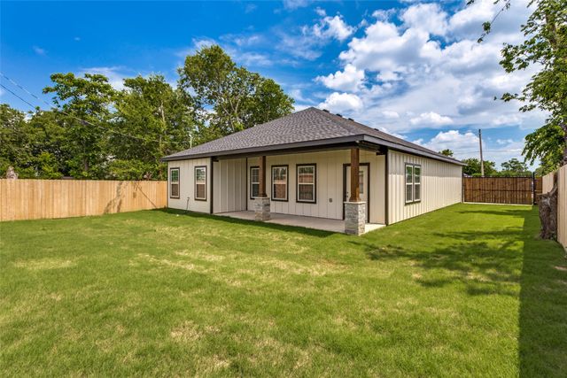 901 E Devitt Street, Fort Worth, TX 76110
