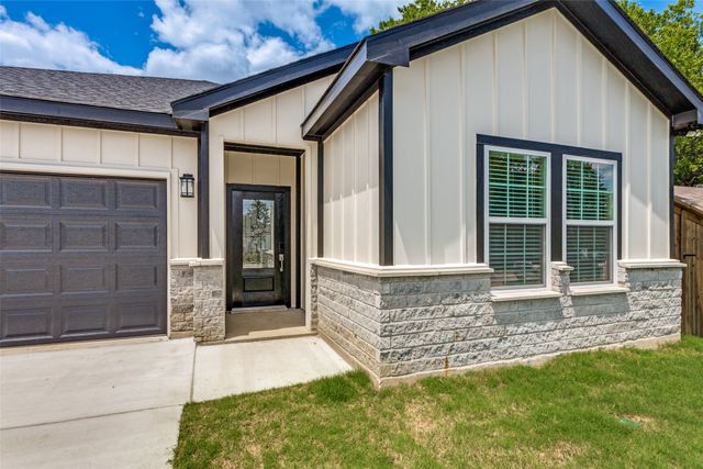 901 E Devitt Street, Fort Worth, TX 76110