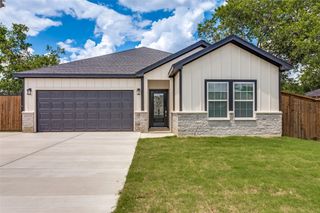 901 E Devitt Street, Fort Worth, TX 76110