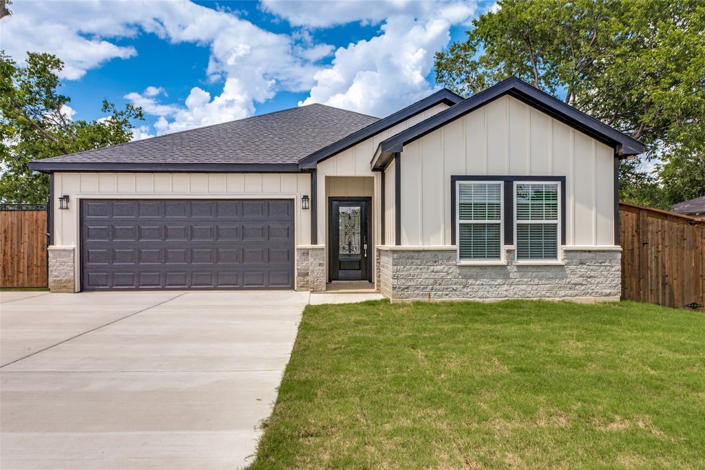 901 E Devitt Street, Fort Worth, TX 76110