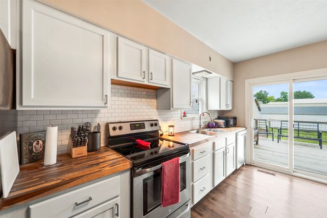 613 N 4th Avenue E, Newton, IA 50208