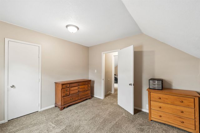 613 N 4th Avenue E, Newton, IA 50208