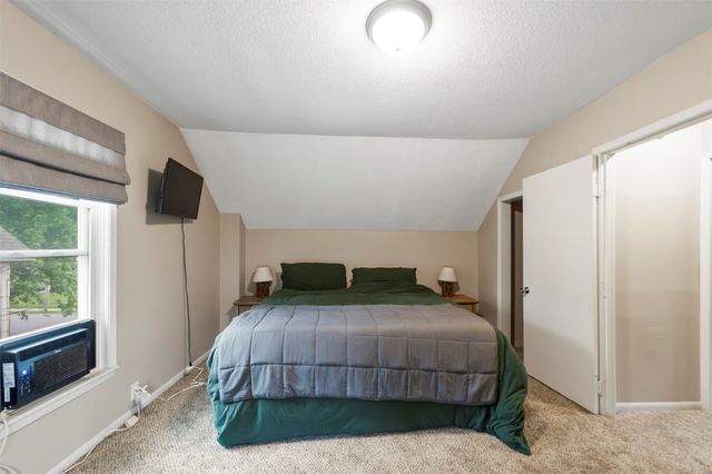 613 N 4th Avenue E, Newton, IA 50208
