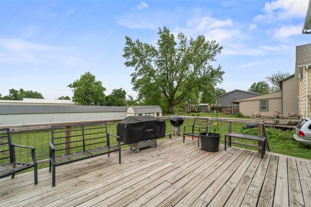 613 N 4th Avenue E, Newton, IA 50208