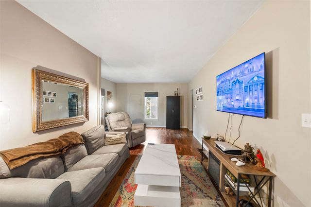 613 N 4th Avenue E, Newton, IA 50208