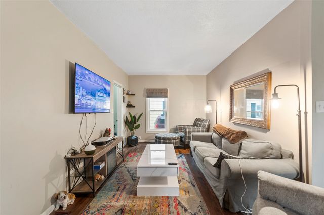 613 N 4th Avenue E, Newton, IA 50208