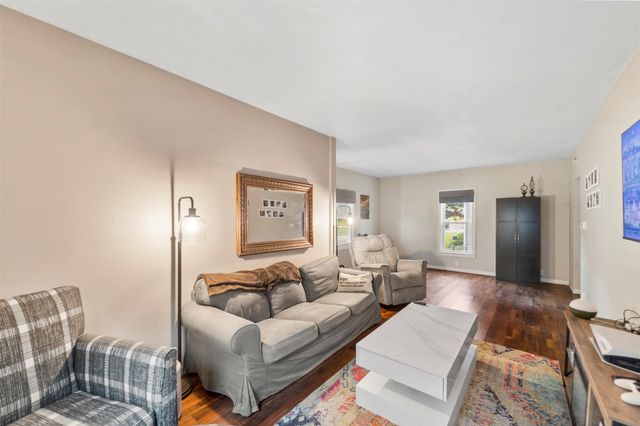 613 N 4th Avenue E, Newton, IA 50208
