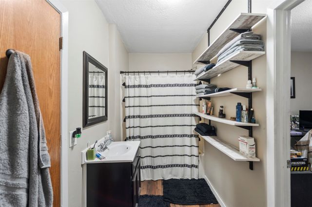 613 N 4th Avenue E, Newton, IA 50208
