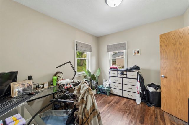 613 N 4th Avenue E, Newton, IA 50208
