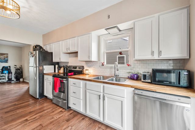 613 N 4th Avenue E, Newton, IA 50208