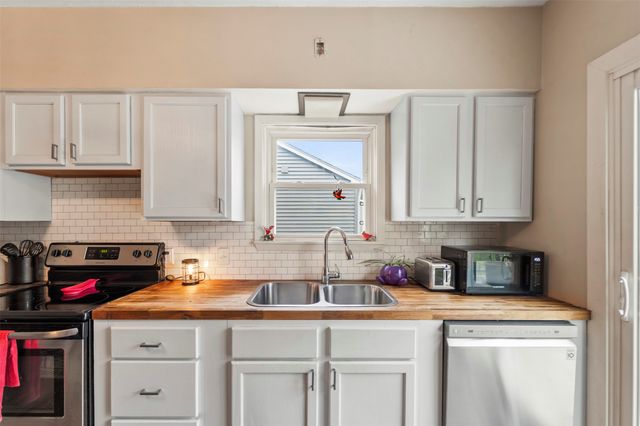 613 N 4th Avenue E, Newton, IA 50208