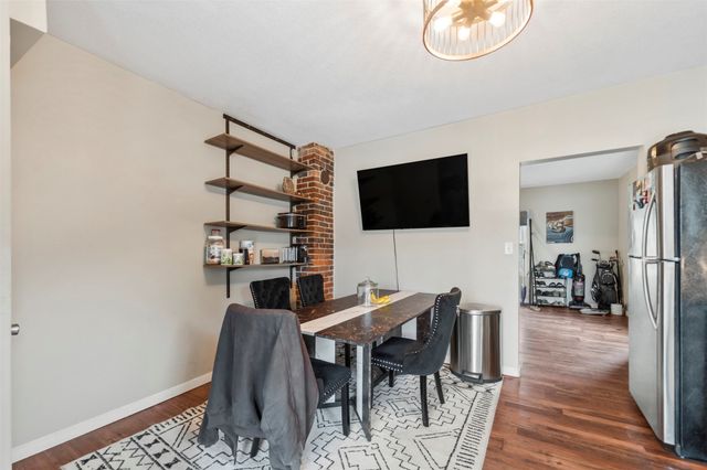 613 N 4th Avenue E, Newton, IA 50208