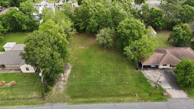 2720 Royal Avenue, Groves, TX 77619