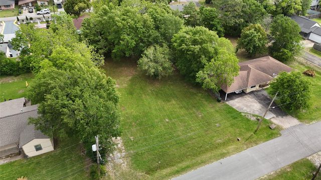 2720 Royal Avenue, Groves, TX 77619