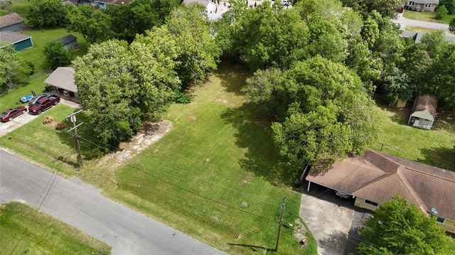 2720 Royal Avenue, Groves, TX 77619