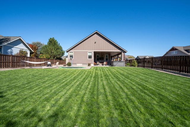 2944 SE Triangle Outfit Drive, Prineville, OR 97754