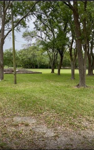 2702 Lake Road, La Marque, TX 77568