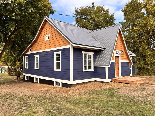 404 N HOLMES St, Wallowa, OR 97885