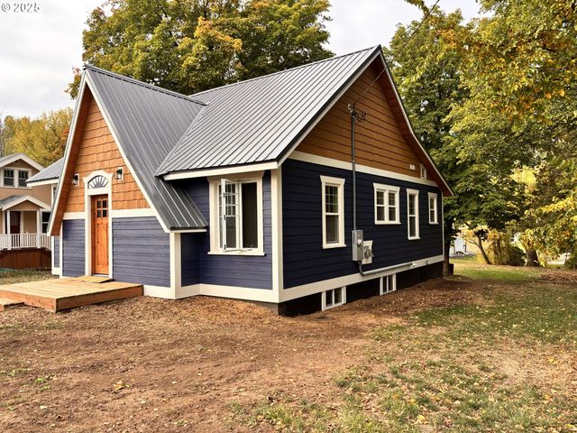 404 N HOLMES St, Wallowa, OR 97885