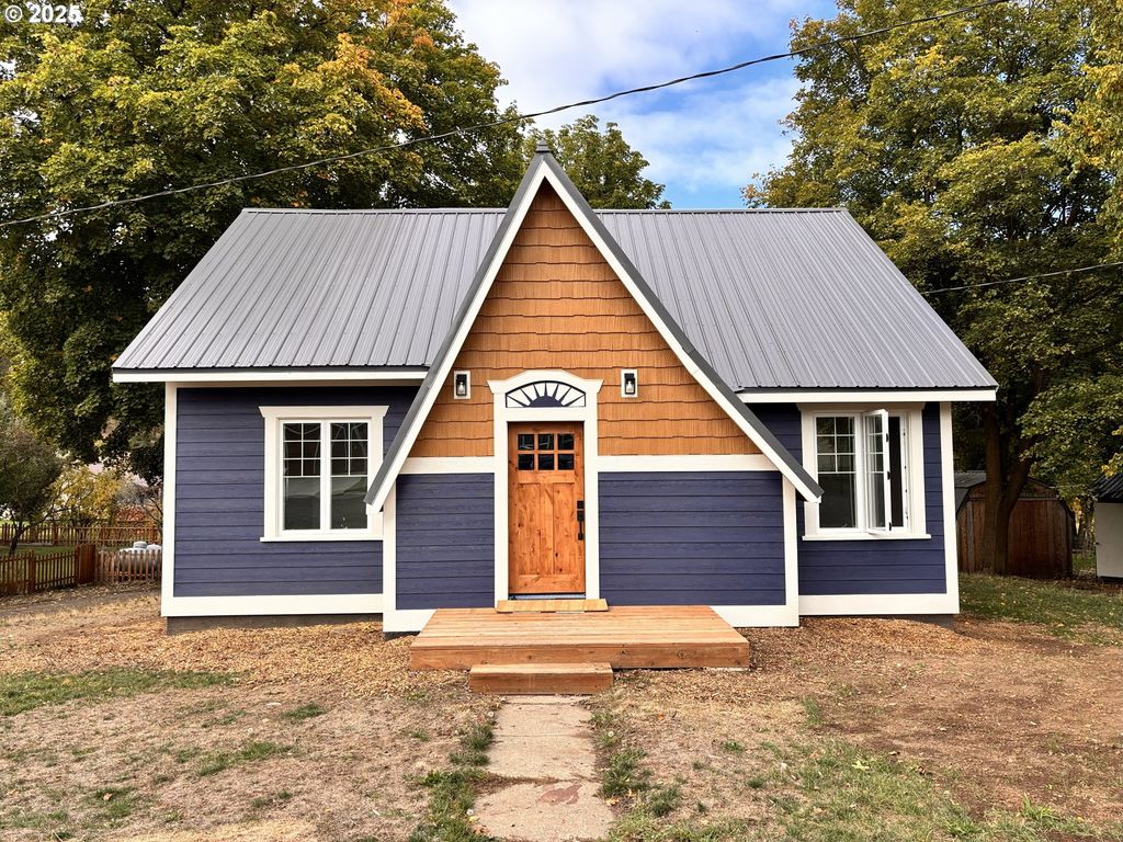 404 N HOLMES St, Wallowa, OR 97885