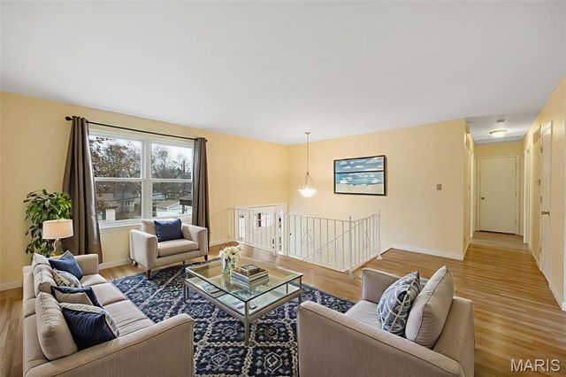 330 Oak Tree Drive, Webster Groves, MO 63119