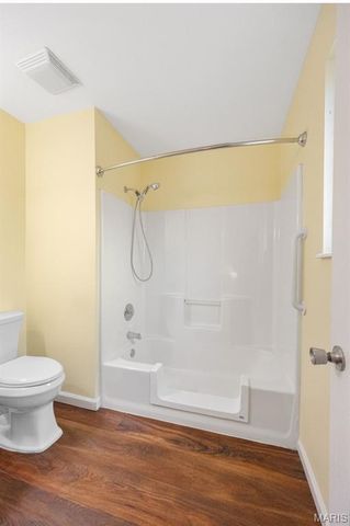 330 Oak Tree Drive, Webster Groves, MO 63119