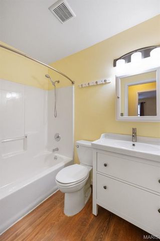 330 Oak Tree Drive, Webster Groves, MO 63119