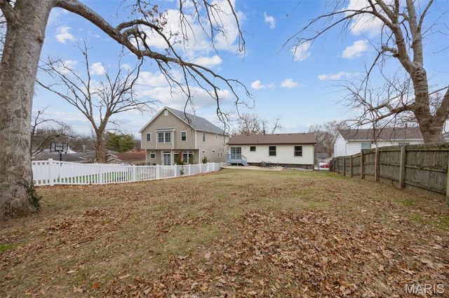 330 Oak Tree Drive, Webster Groves, MO 63119