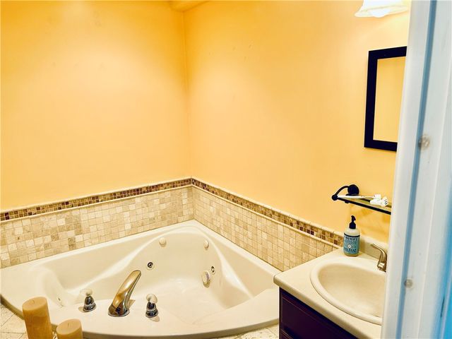 11 College Hill Road 5B, Warwick, RI 02886