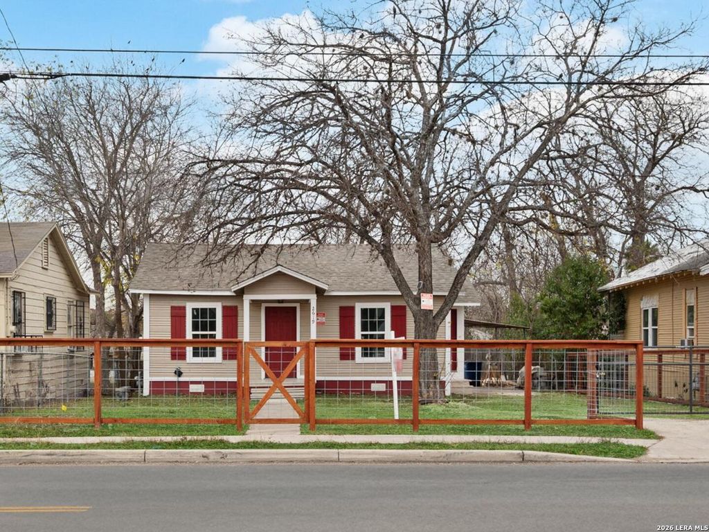 2619 E Houston, San Antonio, TX 78202