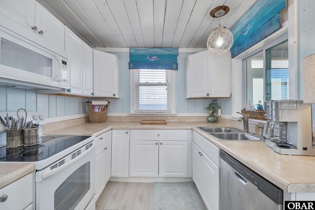 Image 4 of property listing at 4515 N Virginia Dare Trail, Kitty Hawk, NC 27949