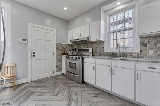 652 54 1St Ave, Elizabeth City, NJ 07202