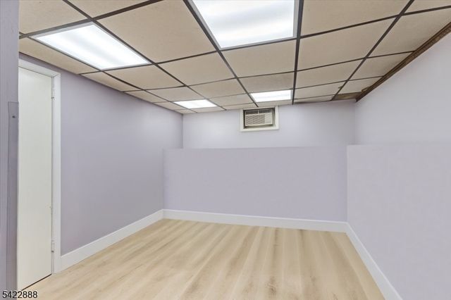 652 54 1St Ave, Elizabeth City, NJ 07202