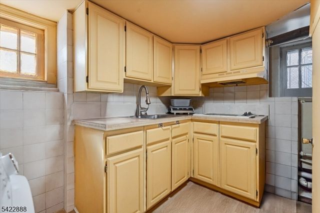 652 54 1St Ave, Elizabeth City, NJ 07202
