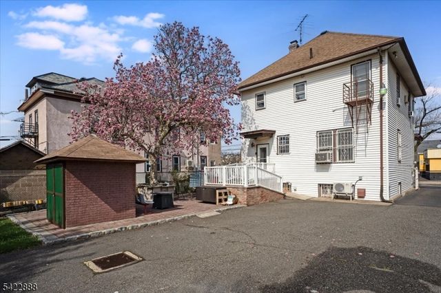 652 54 1St Ave, Elizabeth City, NJ 07202