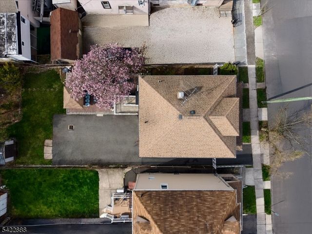 652 54 1St Ave, Elizabeth City, NJ 07202