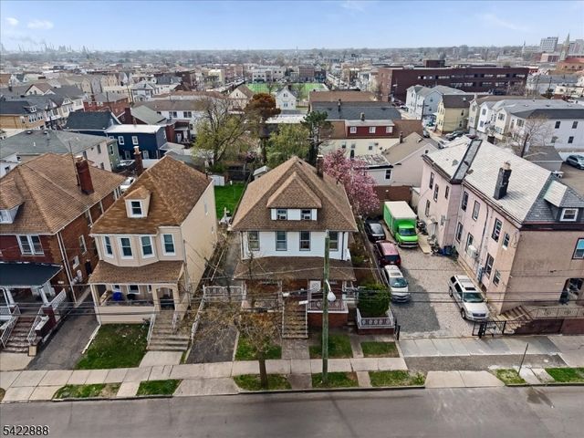 652 54 1St Ave, Elizabeth City, NJ 07202
